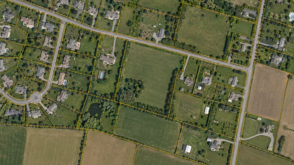 Aerial map with topology-correct cadastral parcel boundaries